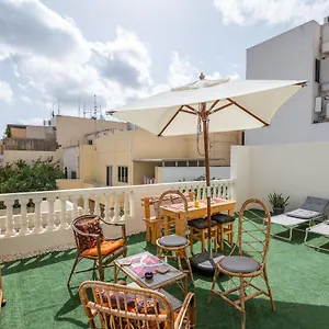 Kwatera prywatna Close To Airport, Double Bedroom, Sofa-bed, Private Bathroom For Adults And Children Aged 10 And Over Only, Gudja